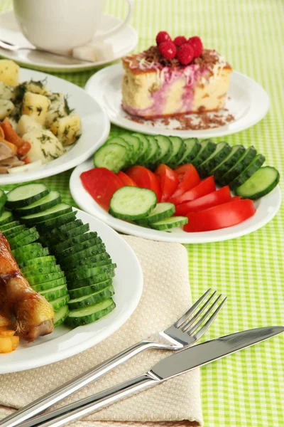 감자 튀김, 야채, 차와 디저트, 녹색 테이블 피복에 컵 닭 로스트 — 스톡 사진