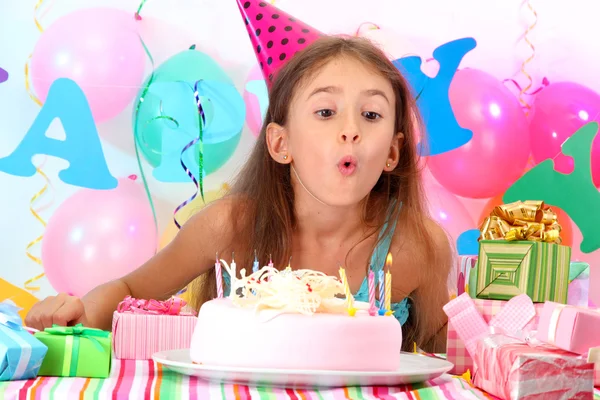 Pequena menina bonita comemorar seu aniversário — Fotografia de Stock