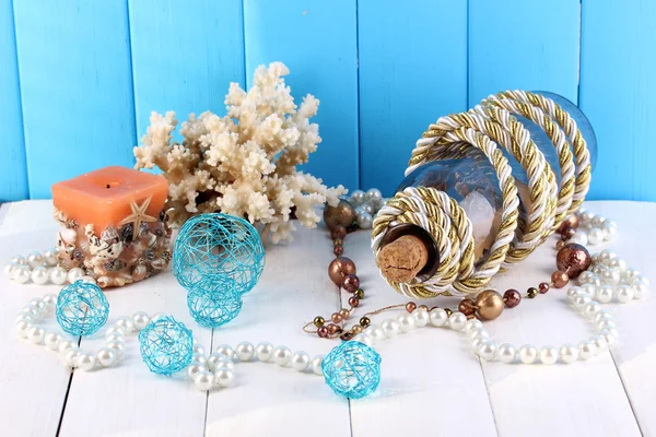 Decor of seashells on wooden table on blue wooden background — Stock Photo, Image