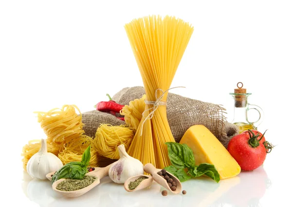 Espaguetis de pasta, verduras y especias, aislados sobre blanco — Foto de Stock