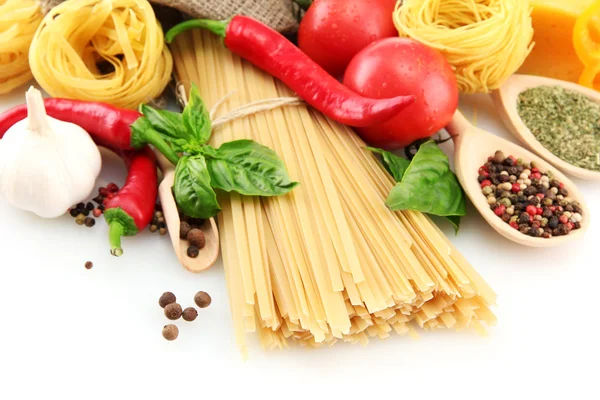 Espaguetis de pasta, verduras y especias, aislados sobre blanco — Foto de Stock