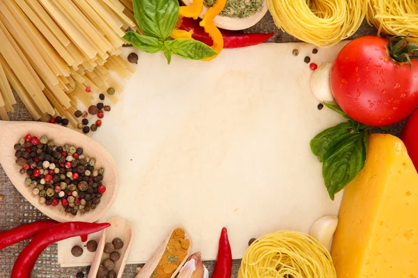 Papier für Rezepte, Spaghetti mit Gemüse und Gewürzen, auf Säckelgrund — Stockfoto