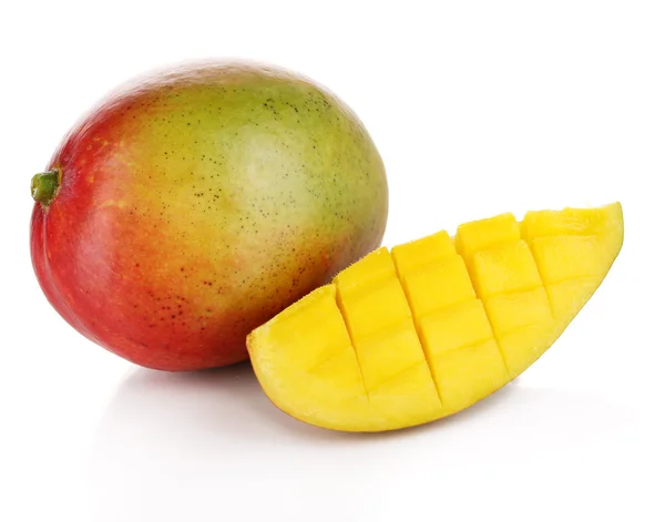 Maturo appetitoso mango isolato su bianco — Foto Stock