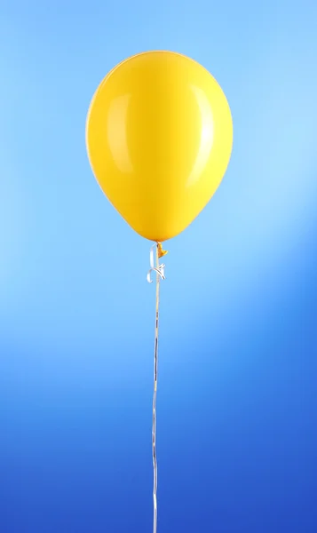 Yellow one balloon on blue background — Stock Photo, Image