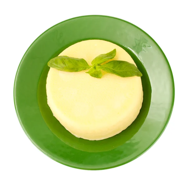 Queso mozzarella con albahaca verde en el plato aislado en blanco — Foto de Stock
