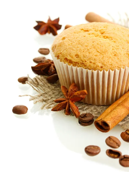 Torta di muffin saporita su iuta, spezie e semi di caffè, isolata su bianco — Foto Stock