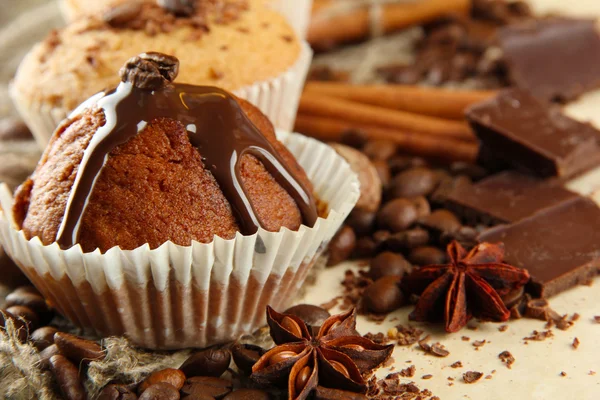 베이지색 배경에 초콜릿, 향신료, 커피 씨앗으로 맛 있는 머핀 케이크 — 스톡 사진