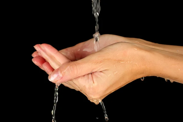 Мытье рук на черном фоне крупным планом — стоковое фото