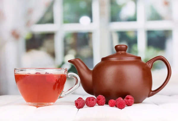 Tee mit Himbeeren auf Tisch auf hellem Hintergrund — Stockfoto