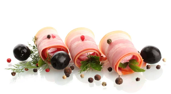 Pancetta saporita con olive e spezie, isolata su bianco — Foto Stock