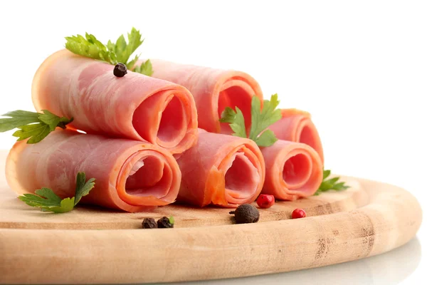 Bacon saboroso com especiarias em tábua de corte de madeira, isolado em branco — Fotografia de Stock