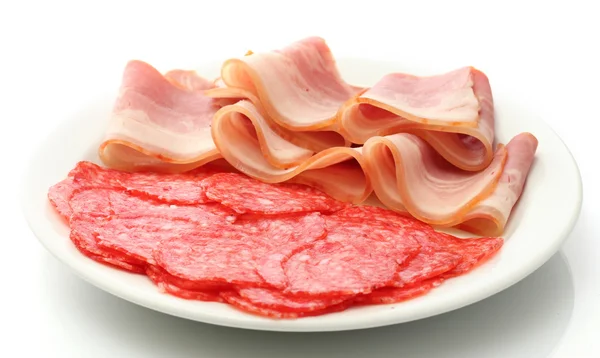 Savoureux bacon et saucisse sur assiette, isolé sur blanc — Photo