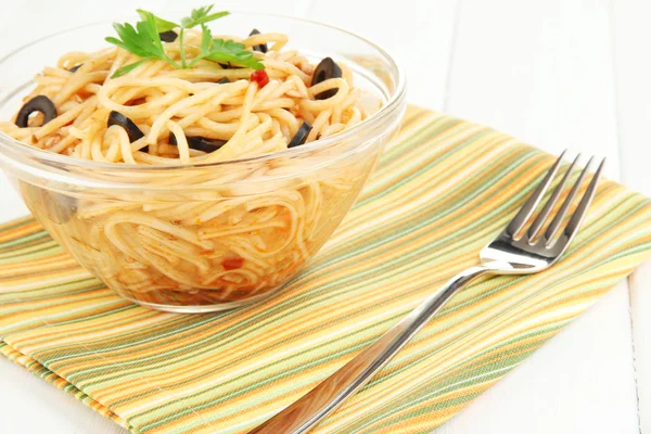 Italiaanse spaghetti in glazen kom op houten tafel — Stockfoto