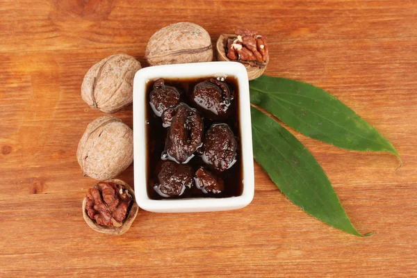 Sylt av walnutsjam valnötter i en skål på träbord — Stockfoto