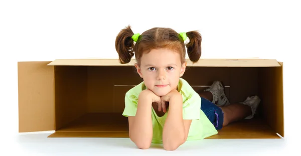 Schönes kleines Mädchen mit Schachtel isoliert auf weiß — Stockfoto