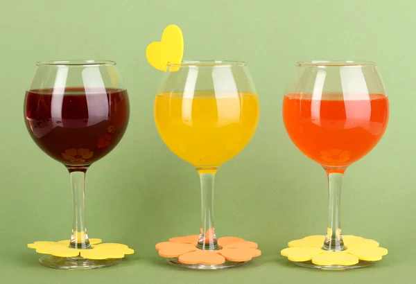 Cocktails colorés avec décor lumineux pour verres sur fond vert — Photo