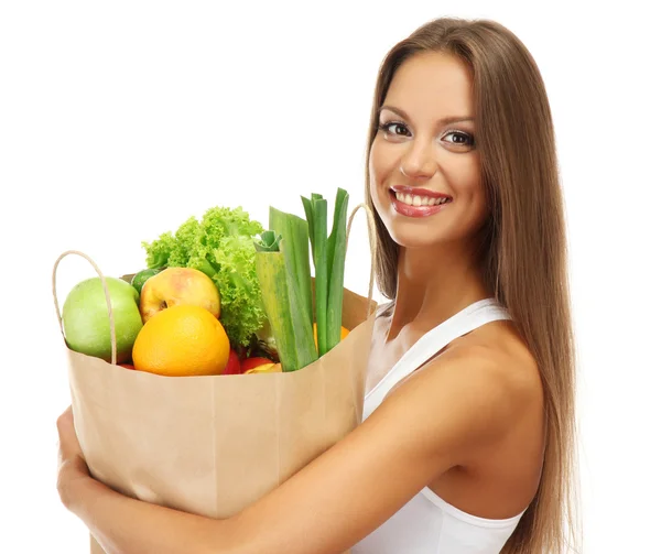 Όμορφη νεαρή γυναίκα με λαχανικά και φρούτα σε τσάντα για ψώνια, απομονωμένα σε λευκό — Φωτογραφία Αρχείου
