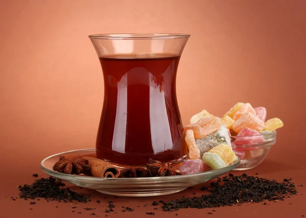 Glass of Turkish tea and rahat Delight, on brown background — Stock Photo, Image