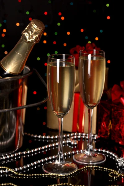 Festliga champagne med glas på jul ljus bakgrund — Stockfoto