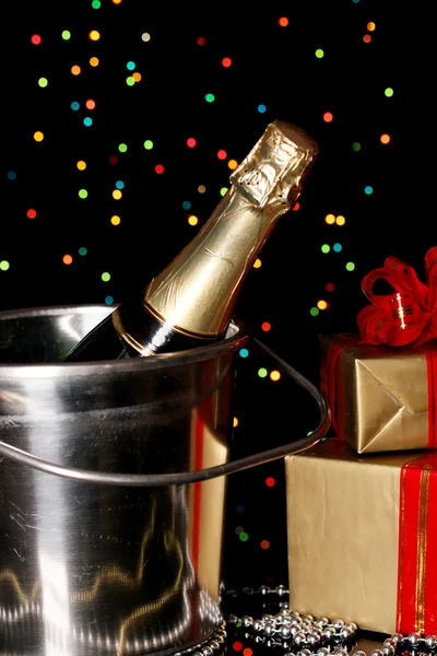 Champagne celebrativo su sfondo luci di Natale — Foto Stock