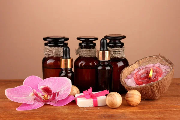 Ingrédients pour la fabrication de savon sur fond brun — Photo