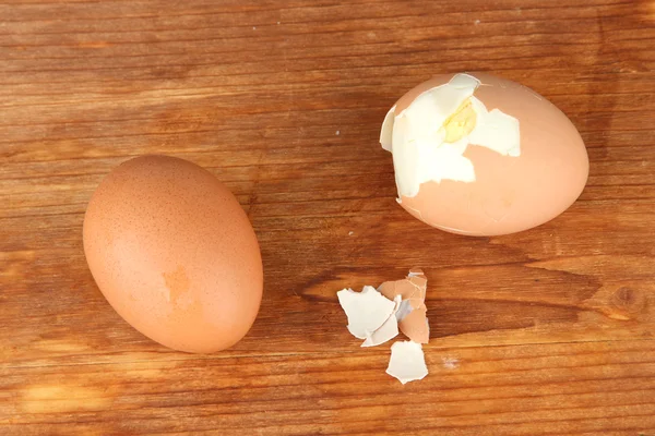 Huevos cocidos sobre fondo de madera — Foto de Stock