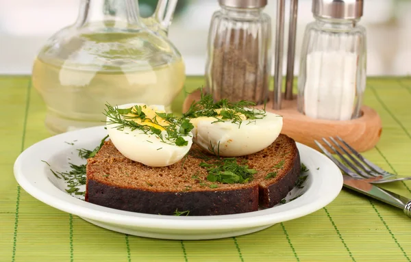 Uova sode su pane scuro su sfondo verde — Foto Stock