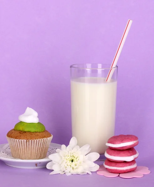 보라색 배경에 케이크와 신선한 새로운 우유의 유리 — 스톡 사진