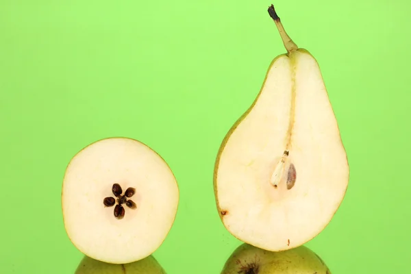 Fruta fatiada no fundo da cor — Fotografia de Stock