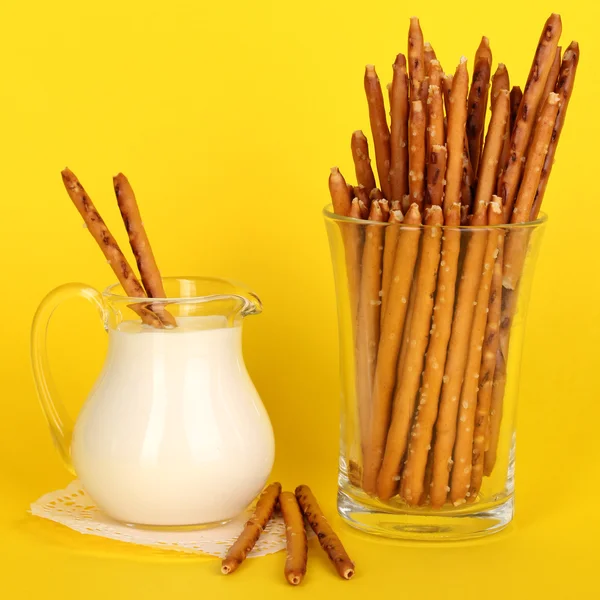 Tasty crispy sticks in glass cup on yellow background — Stock Photo, Image