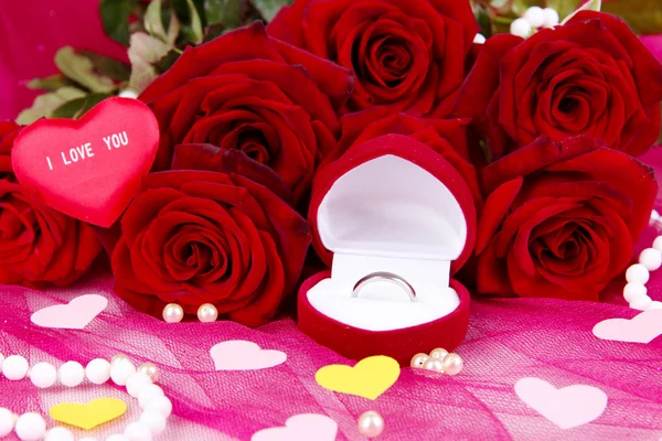 Beau bouquet de roses sur tissu rose close-up — Photo