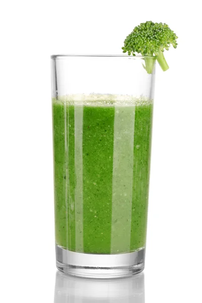 Jus de légumes verts dans un verre isolé sur blanc — Photo