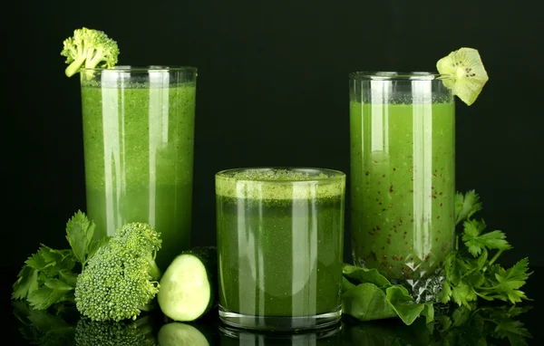 Trzy rodzaje zielony sok na czarnym tle — Zdjęcie stockowe