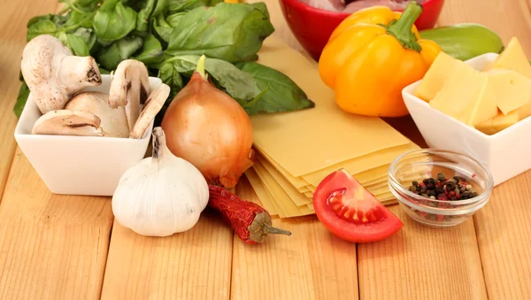 Lasaña ingredientes sobre fondo de madera —  Fotos de Stock