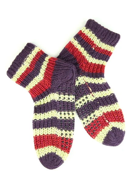 Paar gestrickte gestreifte Socken isoliert auf weiß — Stockfoto