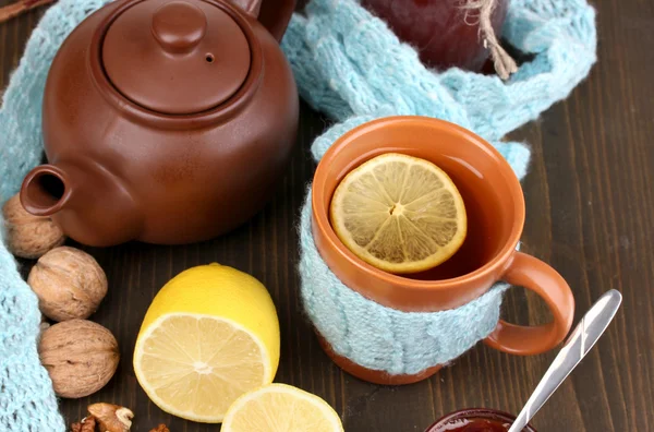 Корисний чай з джемом для імунітету на дерев'яному столі крупним планом — стокове фото