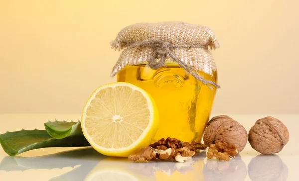 Здоровые ингредиенты для укрепления иммунитета на желтом фоне — стоковое фото
