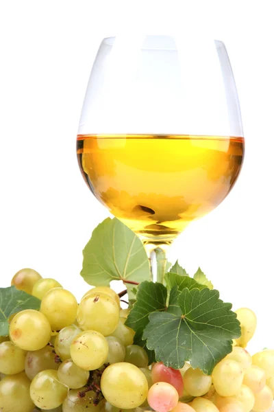 Copa de vino y uvas, aislada sobre blanco — Foto de Stock