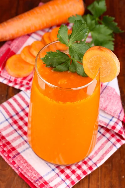Copo de suco de cenoura na mesa de madeira — Fotografia de Stock