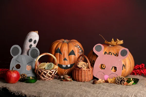 Truco o tratar las máscaras de Halloween y cubos llenos de galletas en el fondo de color —  Fotos de Stock