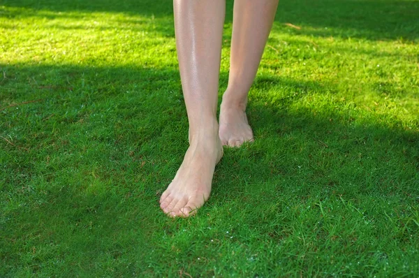Legs walking on green lawn — Stock Photo, Image