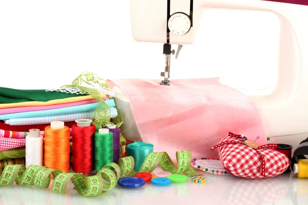 Máquina de coser y tela aislada en blanco —  Fotos de Stock