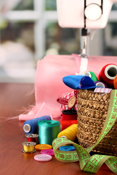 швейная машина и ткань на ярком фоне
