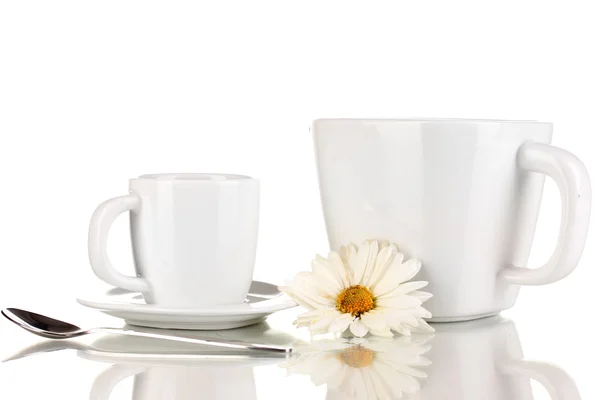 Чашка міцної кави та солодкого крему ізольовані на білому — стокове фото