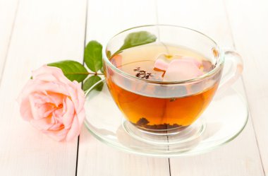 Gül desenli beyaz tahta masada çay