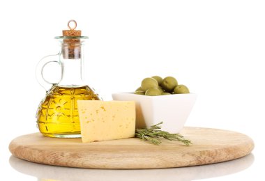 rosemary, zeytinyağı ve gemide izole üzerinde beyaz peynir beyaz kase yeşil zeytin