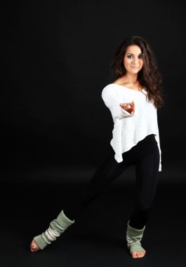 Genç modern dansçı, siyah üzerine izole edilmiş.