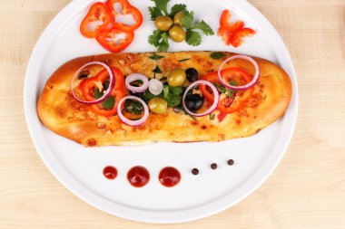 lezzetli dilim pizza yakın çekim ahşap masa etrafında malzemelerle plaka üzerinde