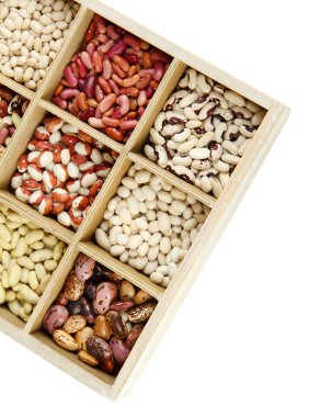 beyaz izole ahşap kutu bölümlerde çeşitli fasulye