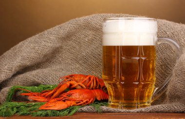 lezzetli haşlanmış crayfishes ve bira kahverengi zemin üzerinde tablo